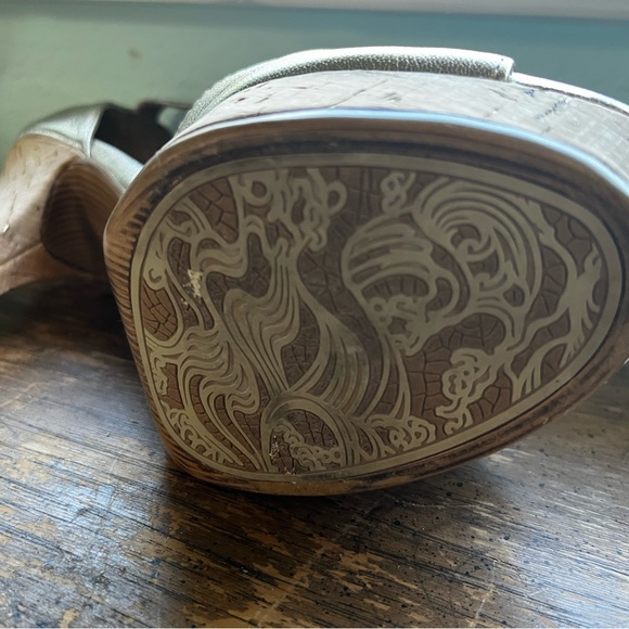 Sofft St. Germain gold platform heels 8 & 8.5 - Picture 4 of 6